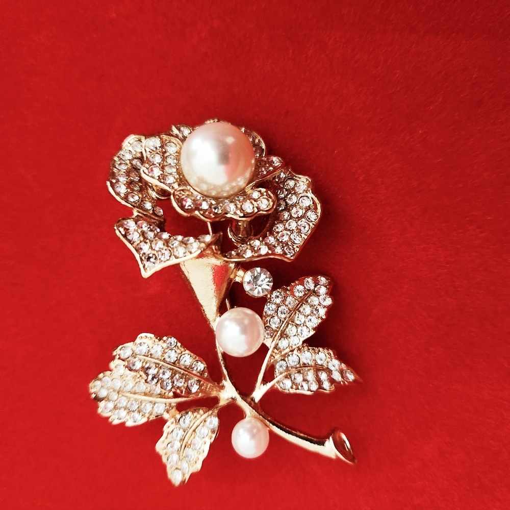 Beautiful rose with pearl beads and rhinestones brooch
